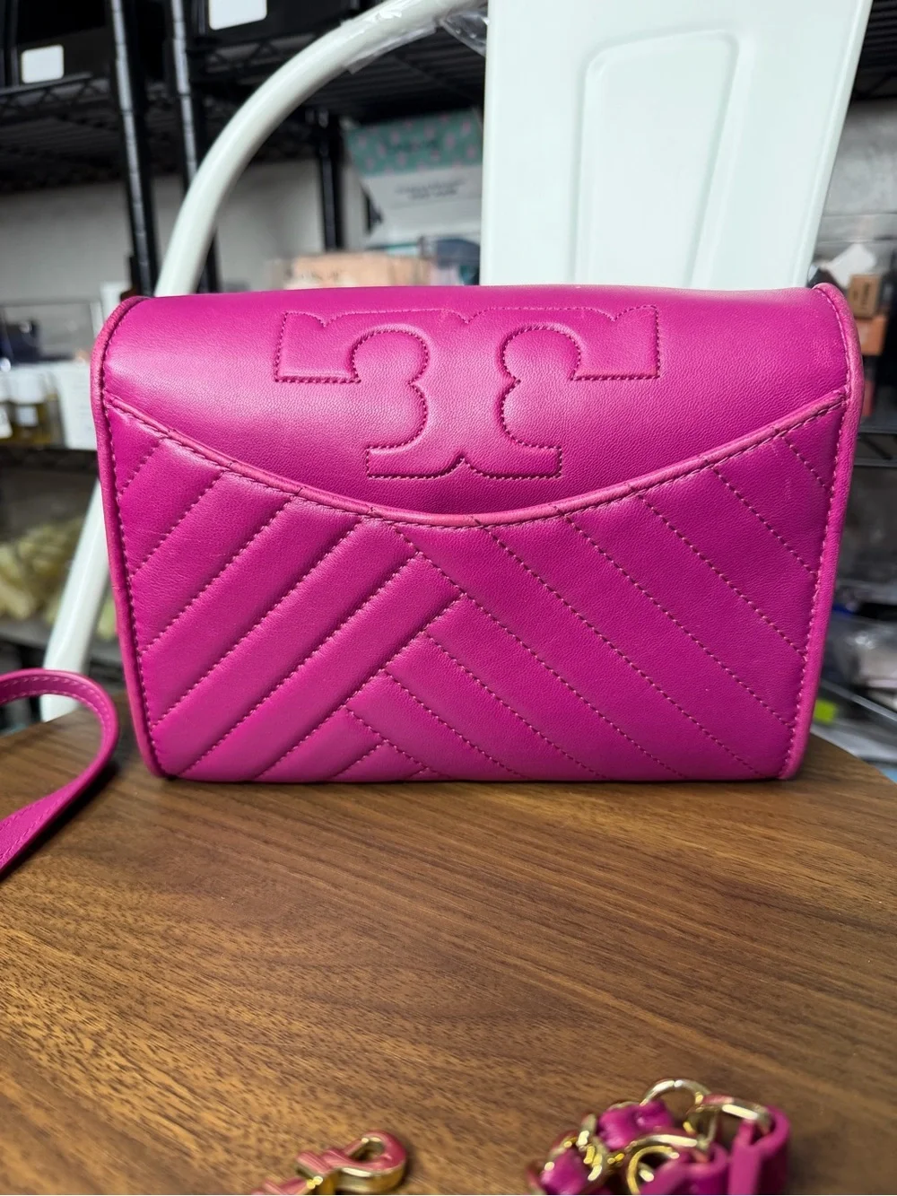 $428 retail Pre-loved Tory Burch Alexa Crossbody with strap